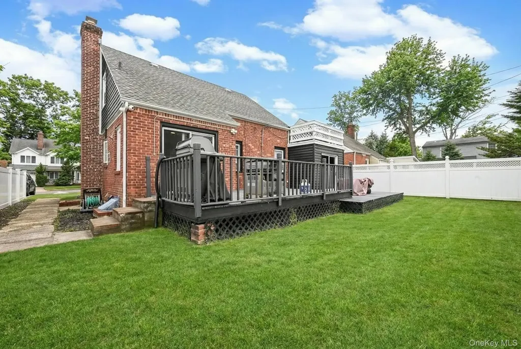 6 Willow Road New Hyde Park NY 11040