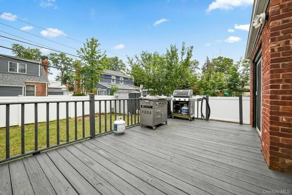 6 Willow Road New Hyde Park NY 11040