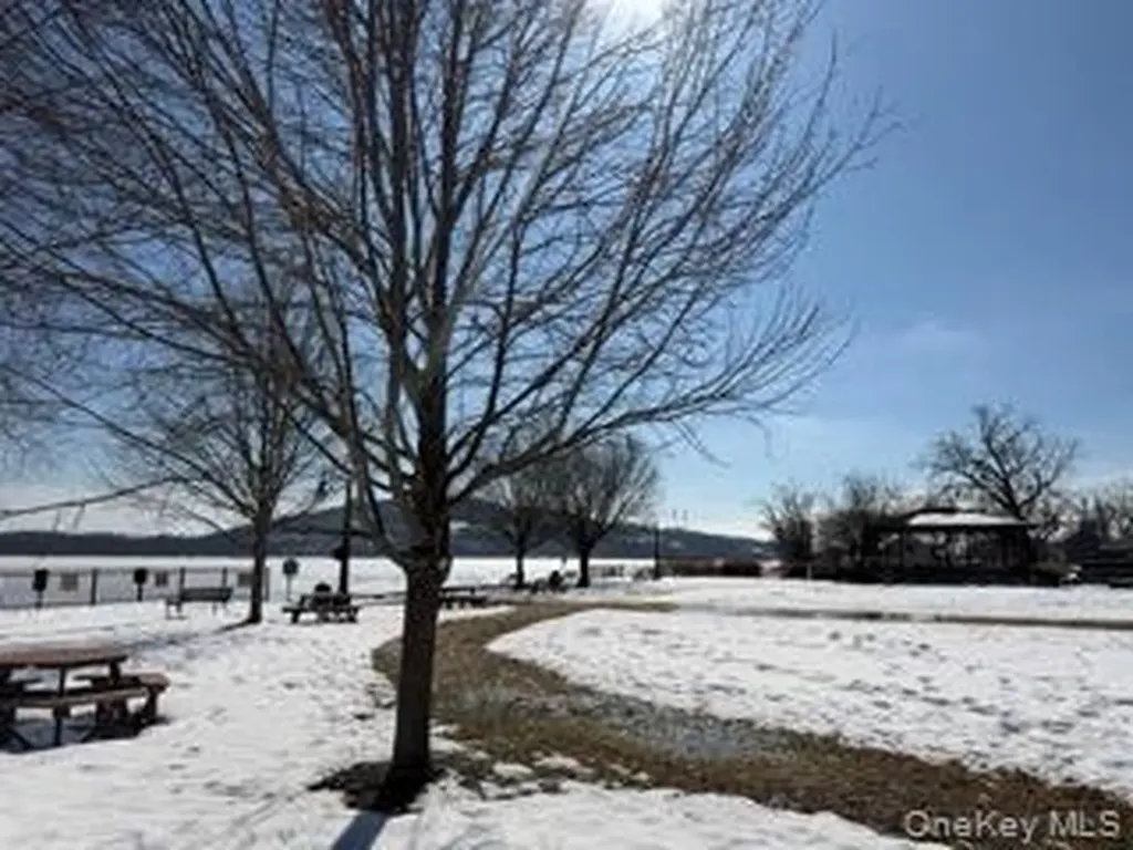 8874 Us Route 9w Athens NY 12015