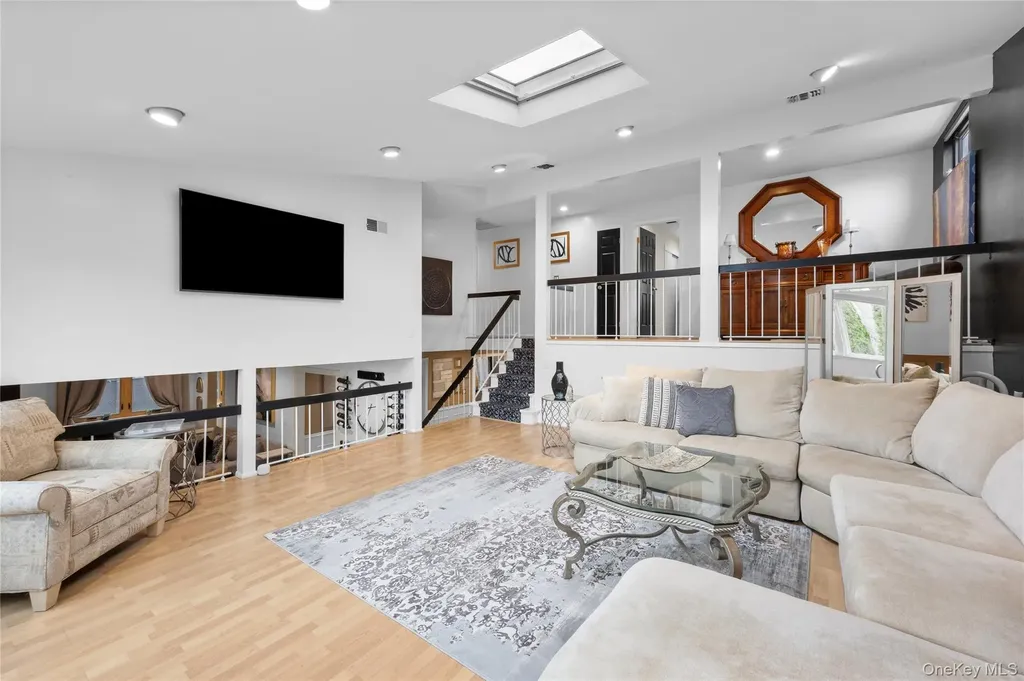 19 Jacob Road Plainview NY 11803