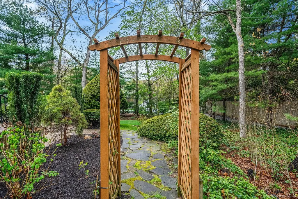 24 Lower Cross Shoreham NY 11786