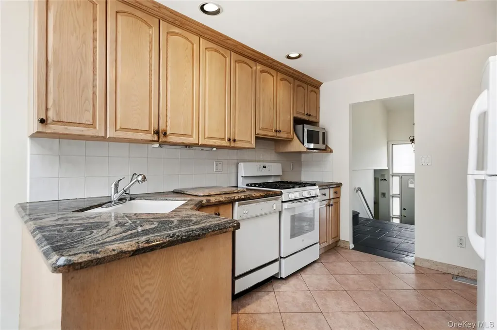 2 Starfire Lane Williston Park NY 11596