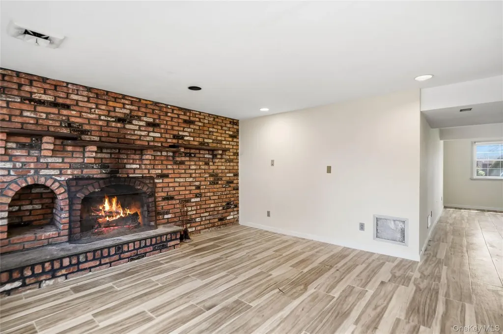 2 Starfire Lane Williston Park NY 11596