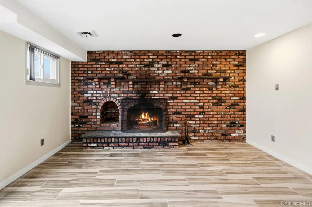 2 Starfire Lane Williston Park NY 11596