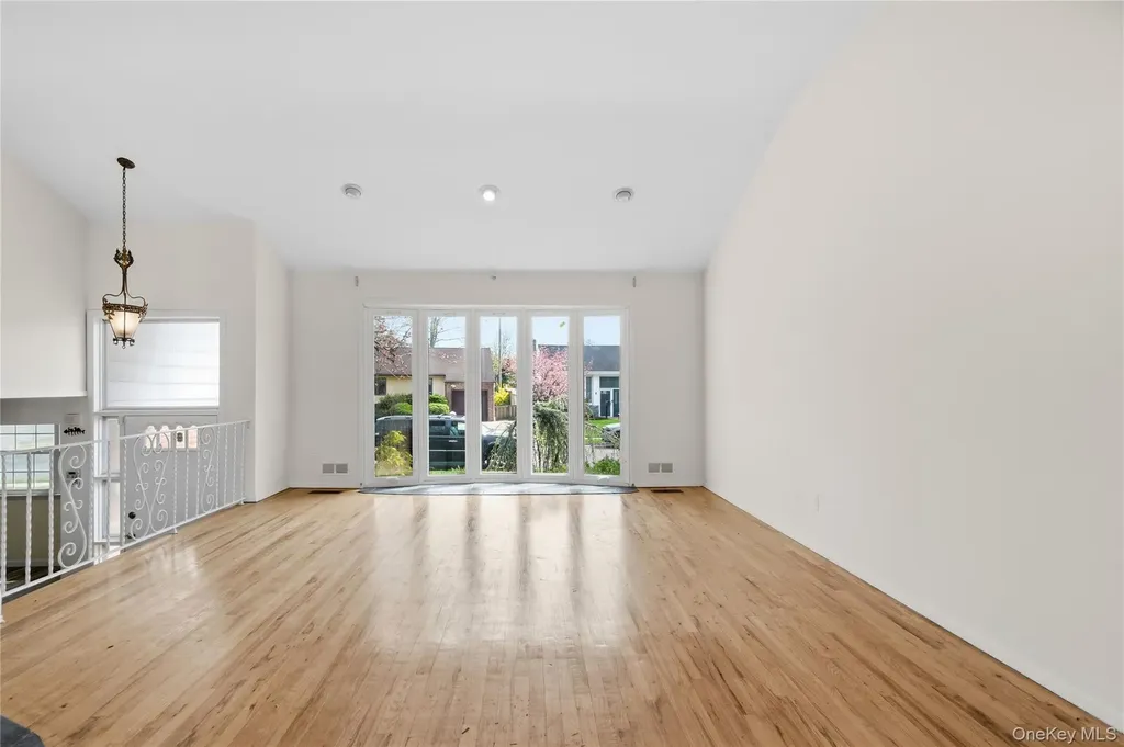 2 Starfire Lane Williston Park NY 11596