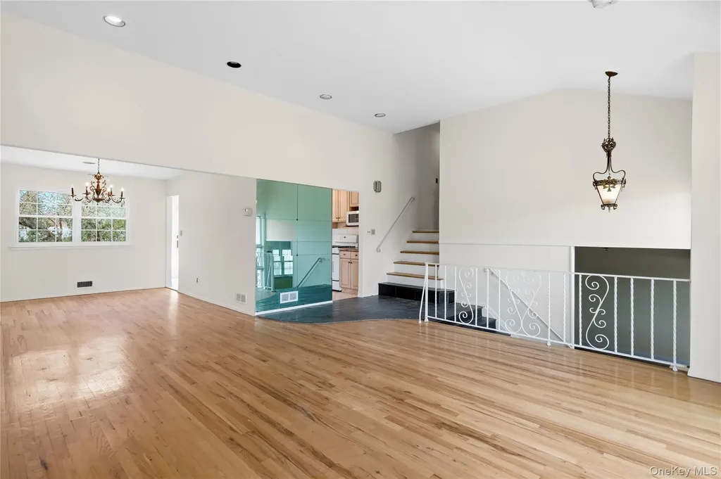 2 Starfire Lane Williston Park NY 11596