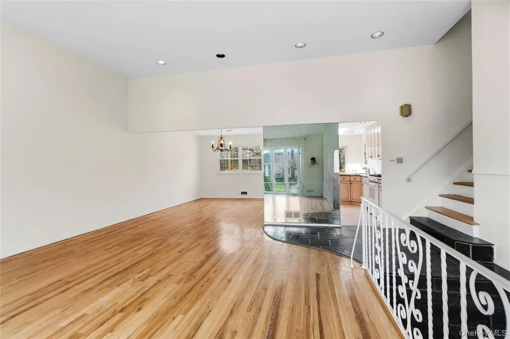 2 Starfire Lane Williston Park NY 11596