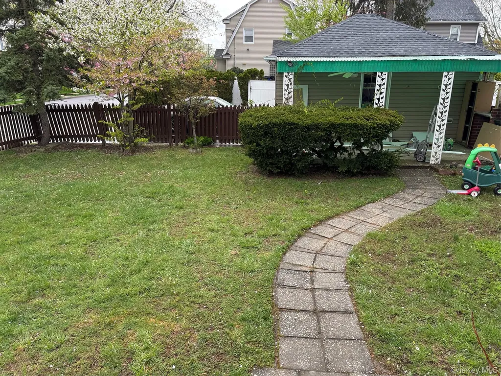 39 Buckingham Place Lynbrook NY 11563