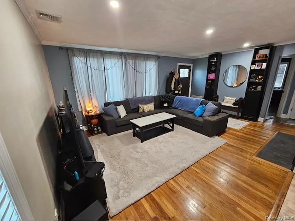 18 Robert Street Freeport NY 11520