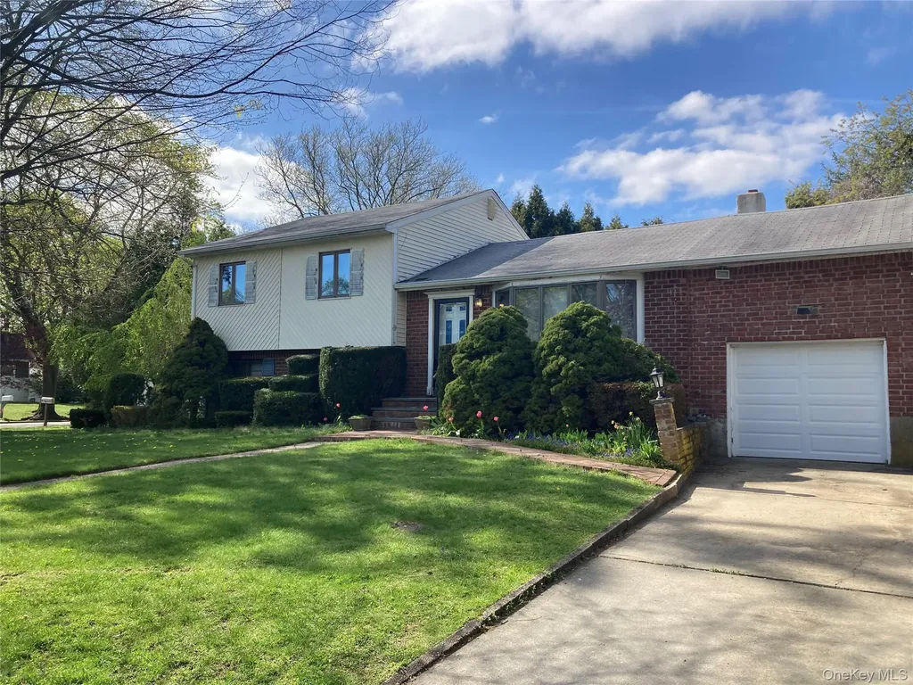 16 Upper Drive Huntington NY 11743