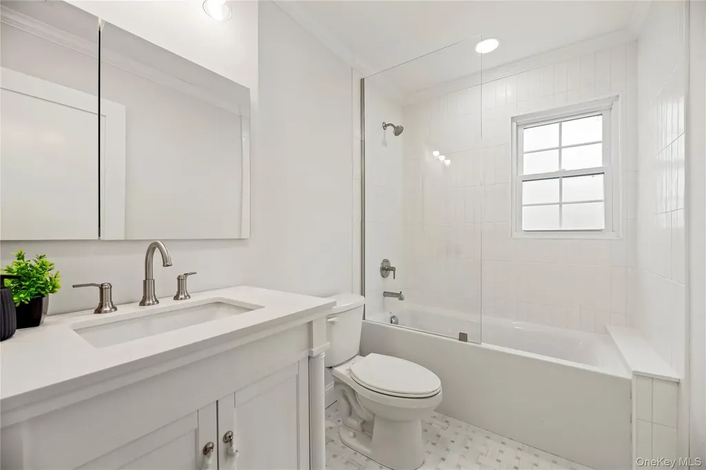 16 Eleanor Road Plainview NY 11803