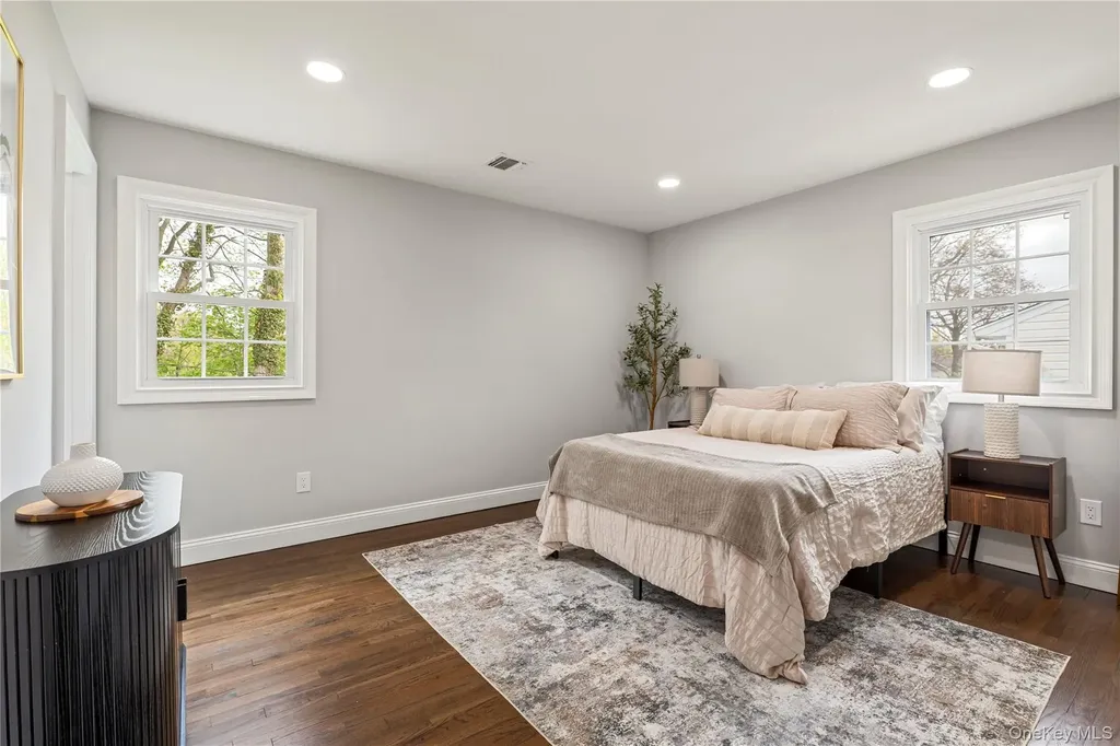 16 Eleanor Road Plainview NY 11803
