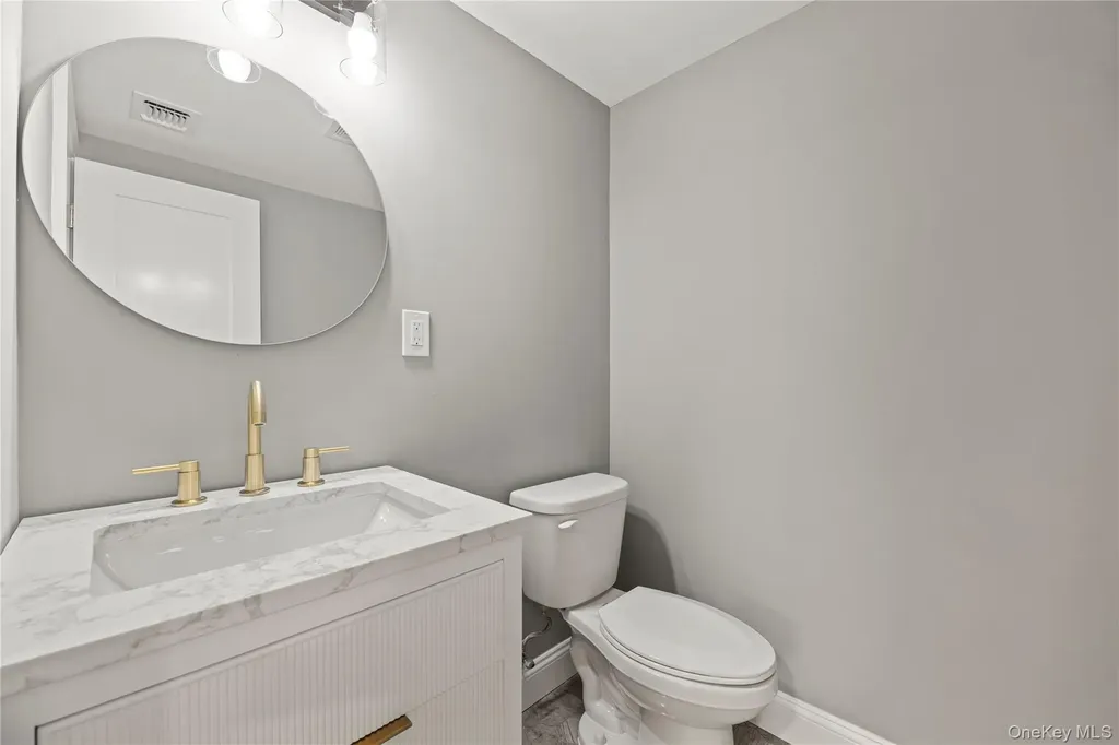 16 Eleanor Road Plainview NY 11803