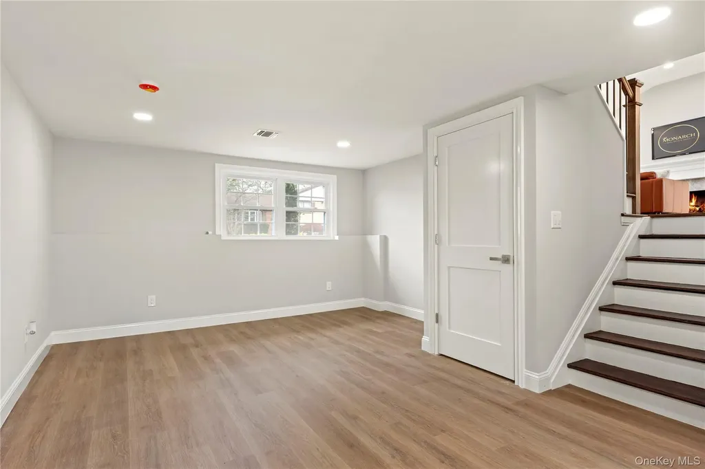 16 Eleanor Road Plainview NY 11803