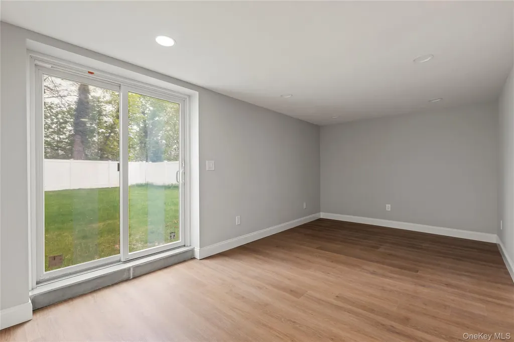 16 Eleanor Road Plainview NY 11803