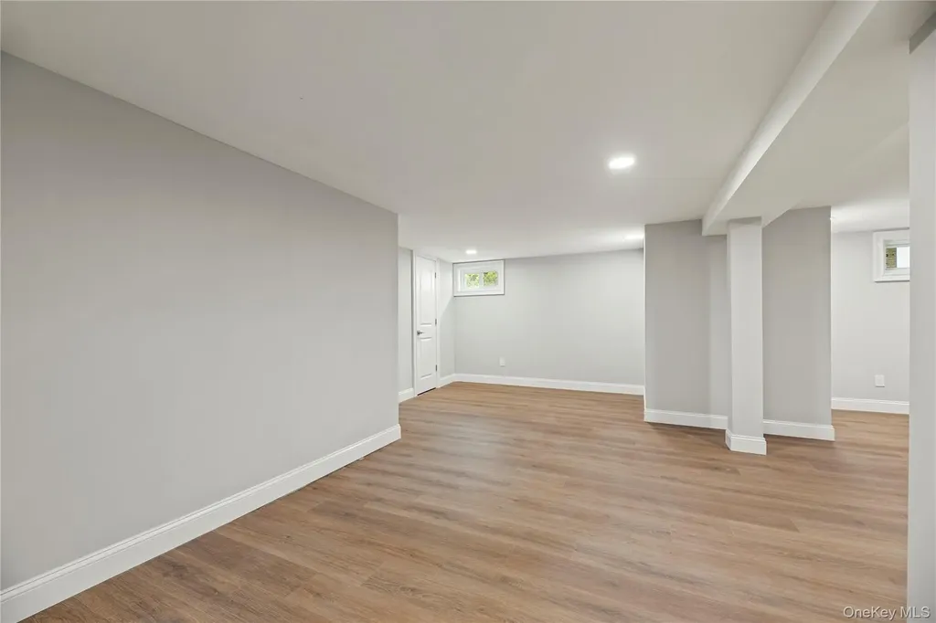 16 Eleanor Road Plainview NY 11803