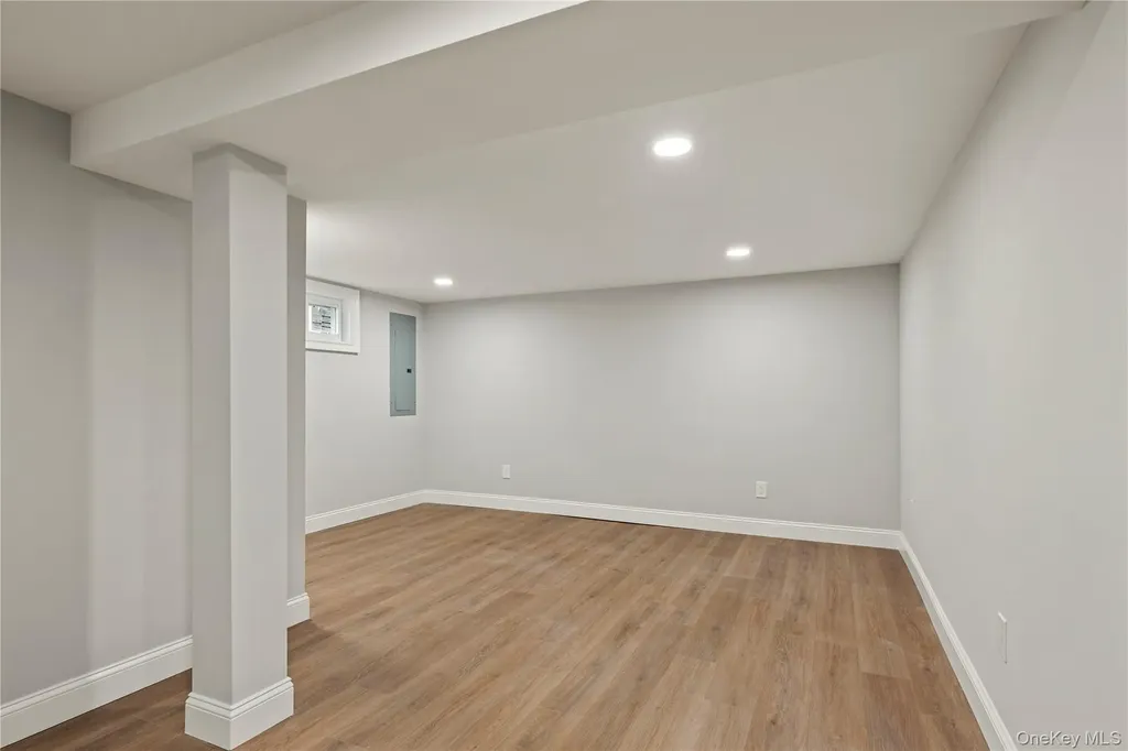 16 Eleanor Road Plainview NY 11803