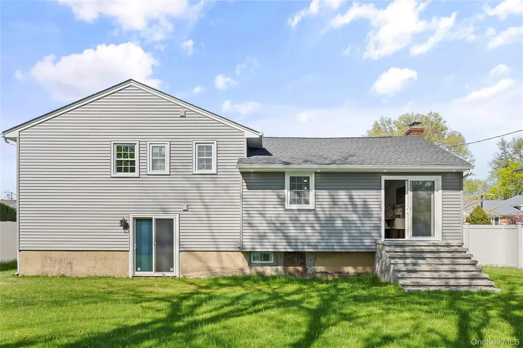 16 Eleanor Road Plainview NY 11803