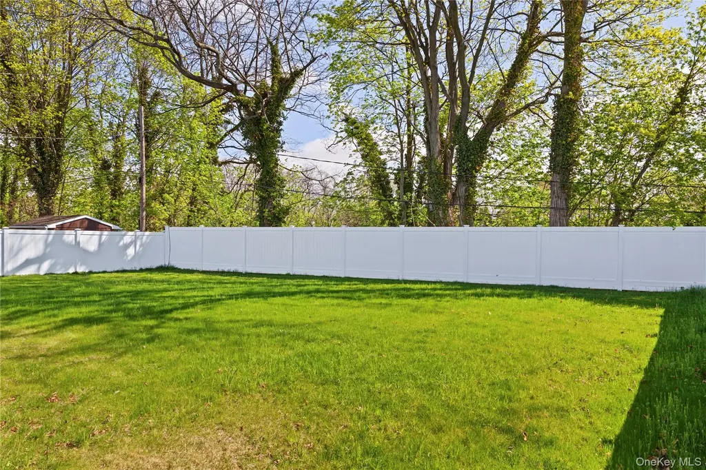 16 Eleanor Road Plainview NY 11803