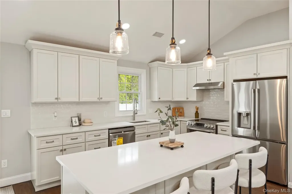 16 Eleanor Road Plainview NY 11803