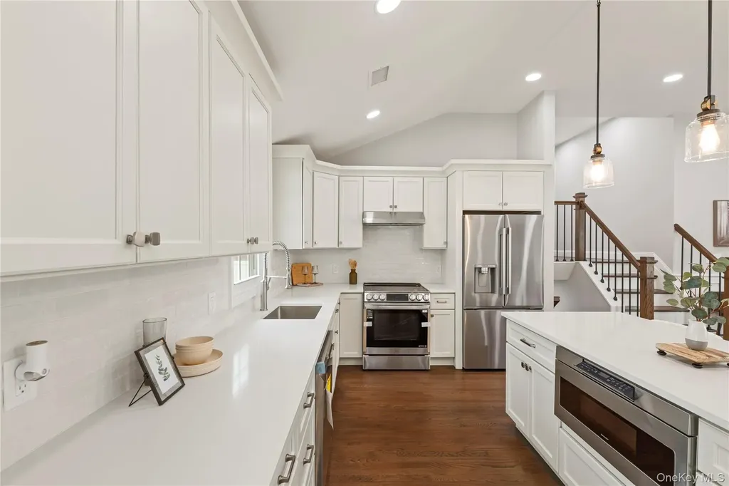 16 Eleanor Road Plainview NY 11803