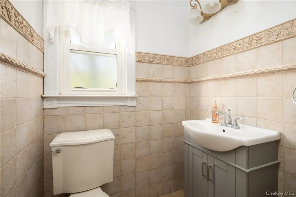 3937 John Lane Seaford NY 11783