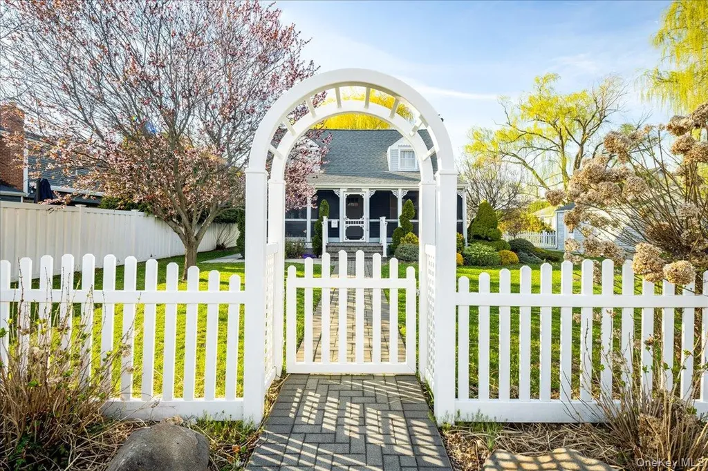 3937 John Lane Seaford NY 11783