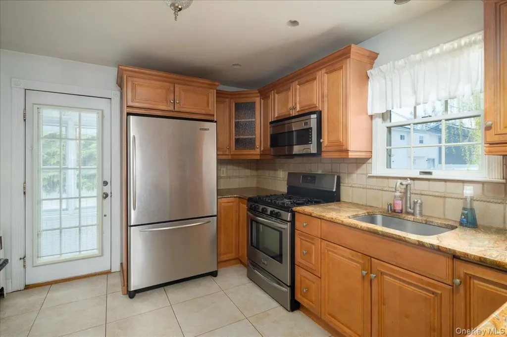 3937 John Lane Seaford NY 11783