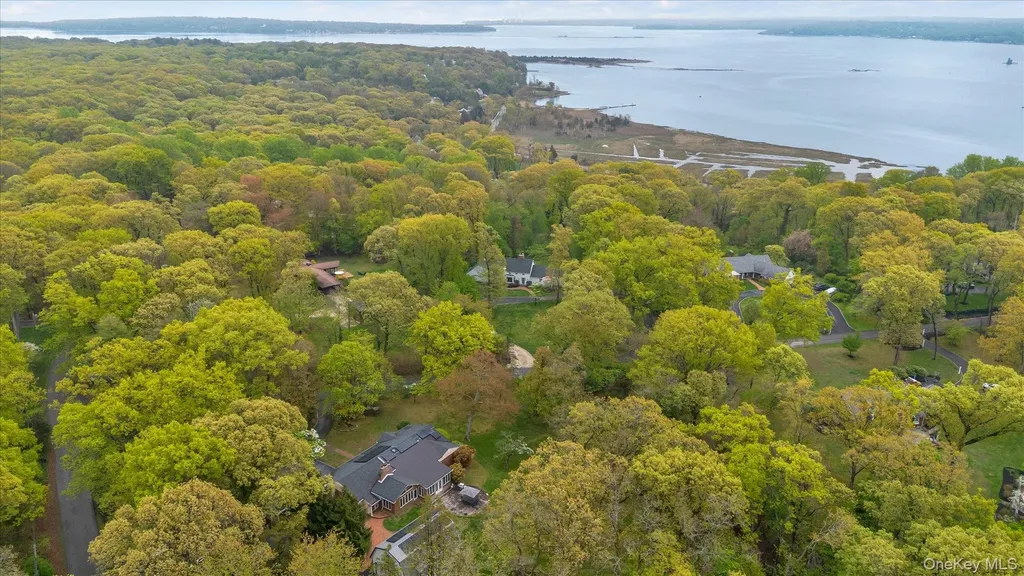 4 Dolphins Rise Lloyd Harbor NY 11743