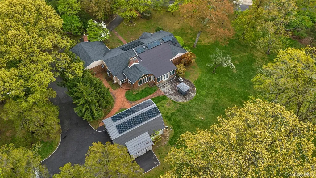 4 Dolphins Rise Lloyd Harbor NY 11743