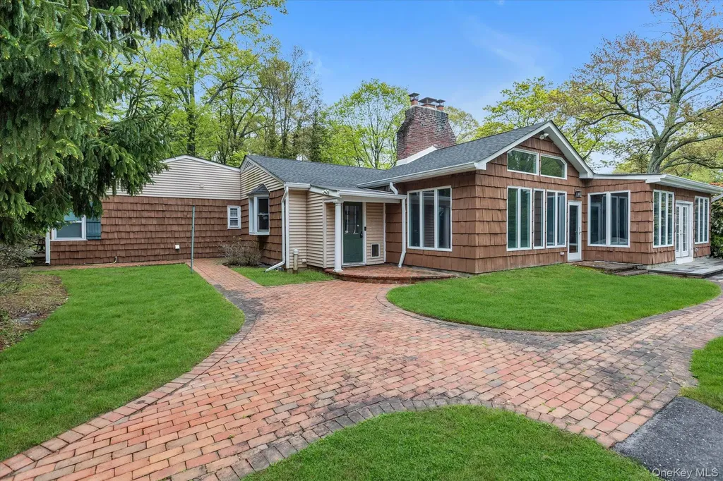 4 Dolphins Rise Lloyd Harbor NY 11743