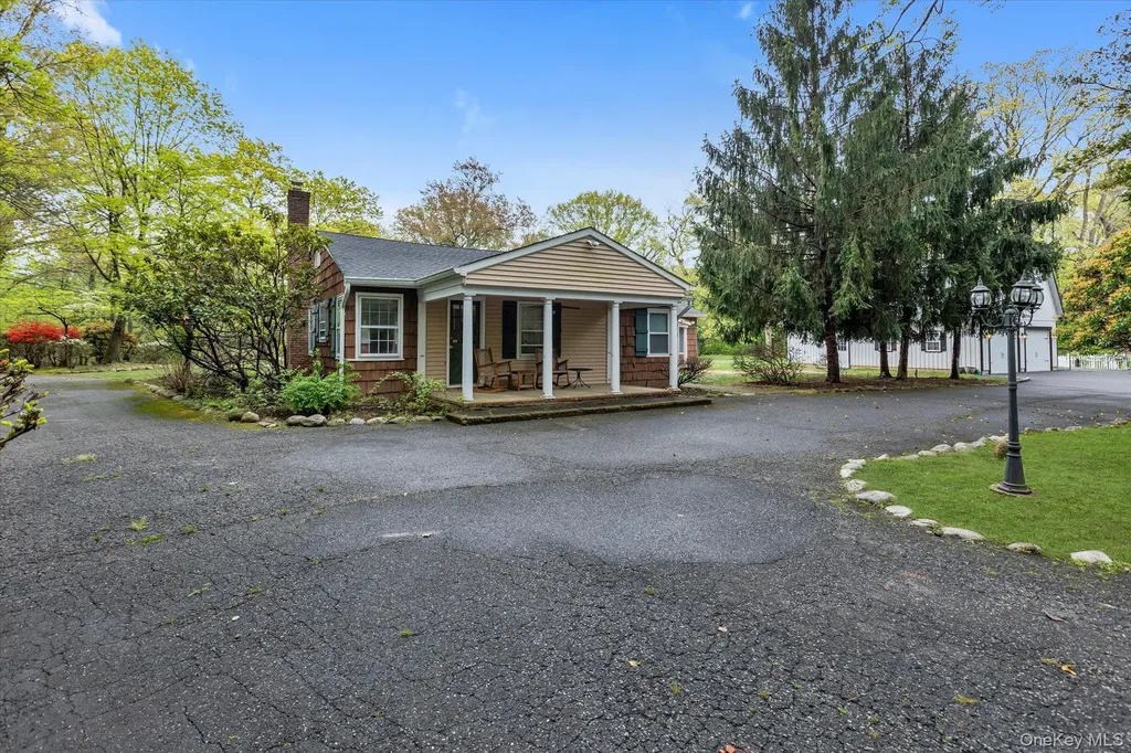 4 Dolphins Rise Lloyd Harbor NY 11743