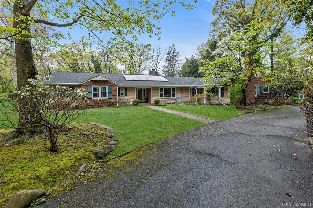 4 Dolphins Rise Lloyd Harbor NY 11743