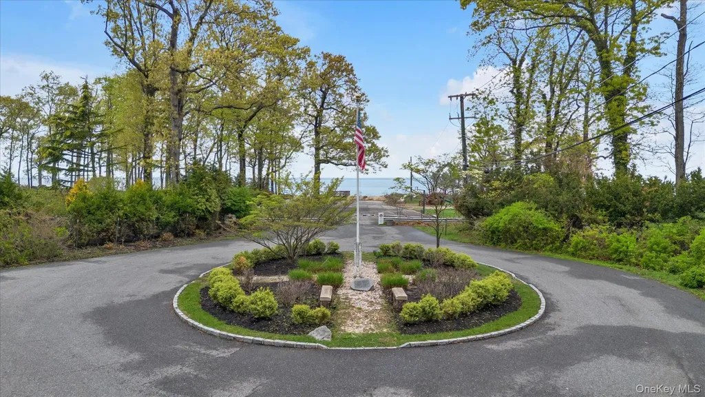 4 Dolphins Rise Lloyd Harbor NY 11743