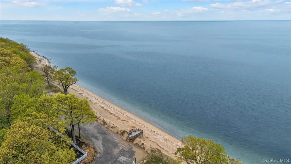 4 Dolphins Rise Lloyd Harbor NY 11743