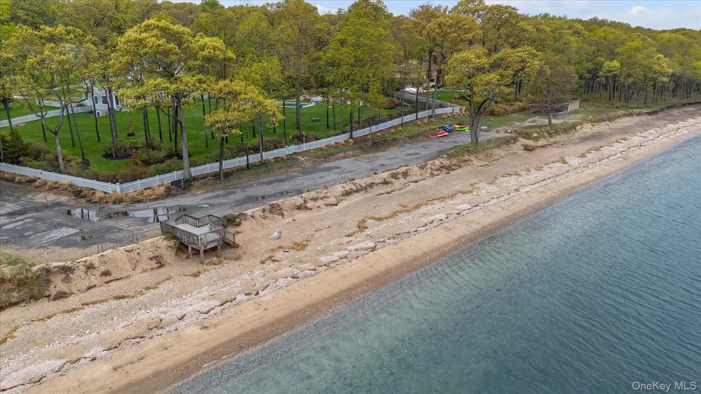 4 Dolphins Rise Lloyd Harbor NY 11743