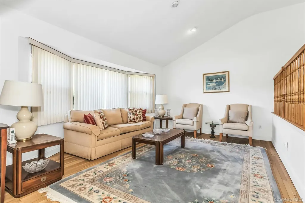 17 Fresno Drive Plainview NY 11803
