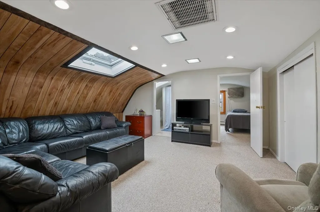 22 Redpine Road Medford NY 11763