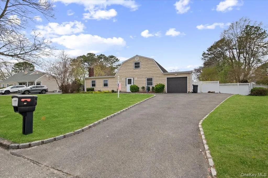 22 Redpine Road Medford NY 11763
