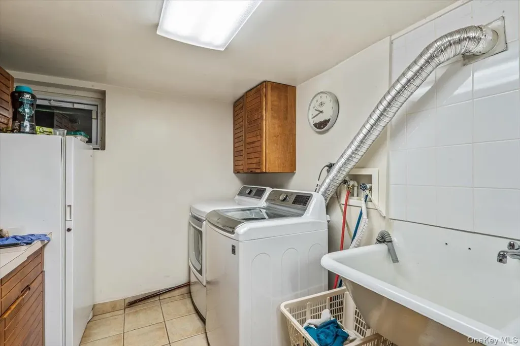 2957 214th Place Bayside NY 11360