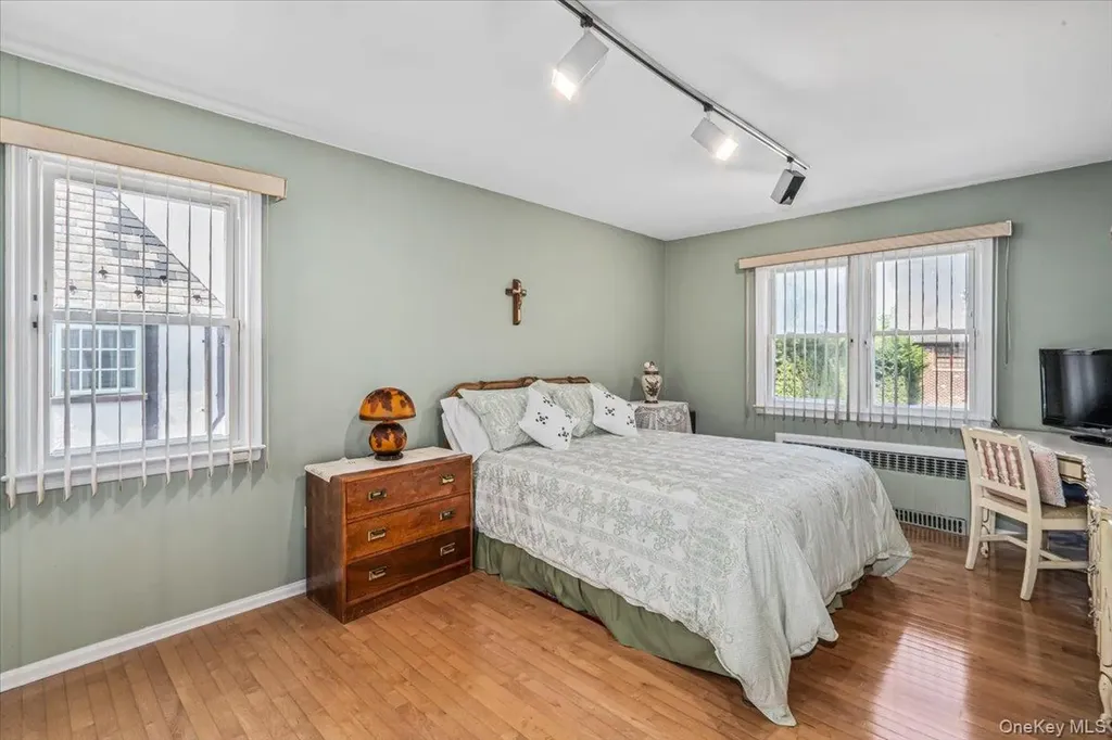 2957 214th Place Bayside NY 11360