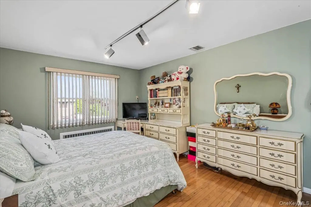 2957 214th Place Bayside NY 11360