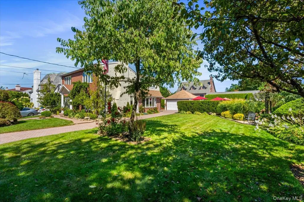 2957 214th Place Bayside NY 11360
