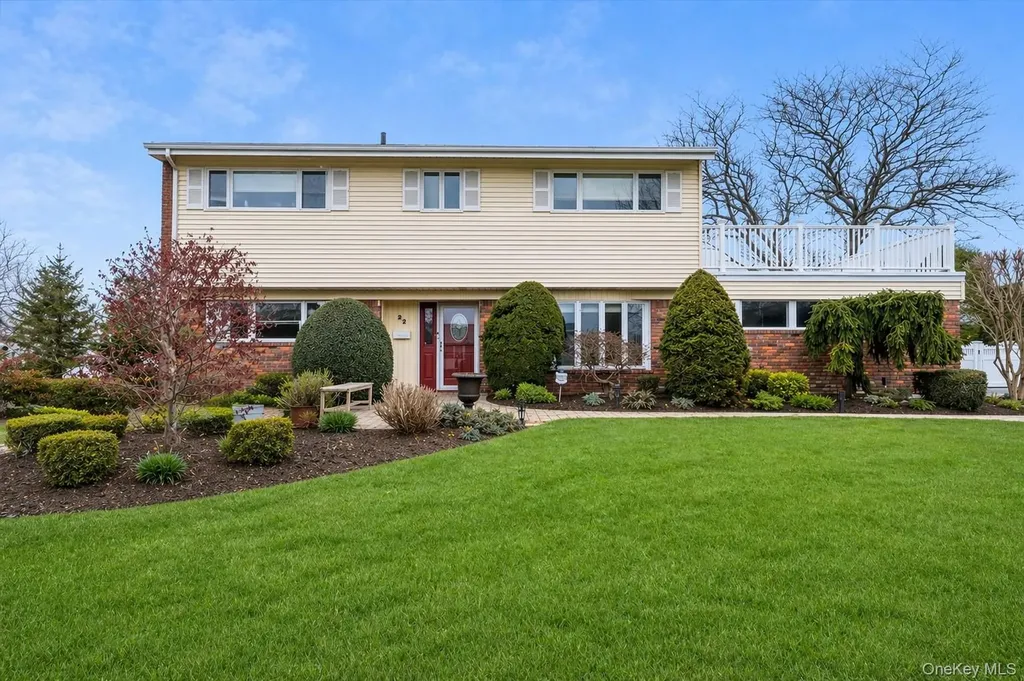 22 Willa Way Massapequa NY 11758