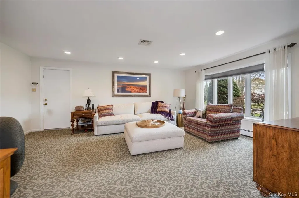 22 Willa Way Massapequa NY 11758