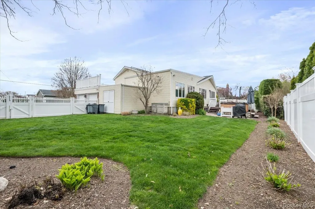 22 Willa Way Massapequa NY 11758