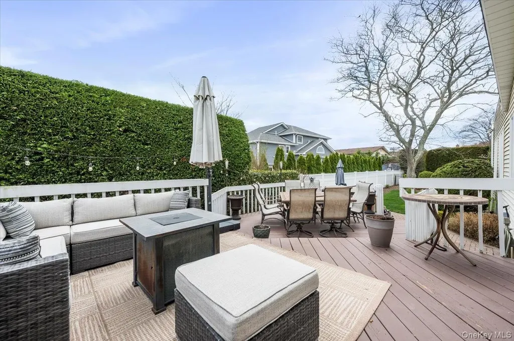 22 Willa Way Massapequa NY 11758