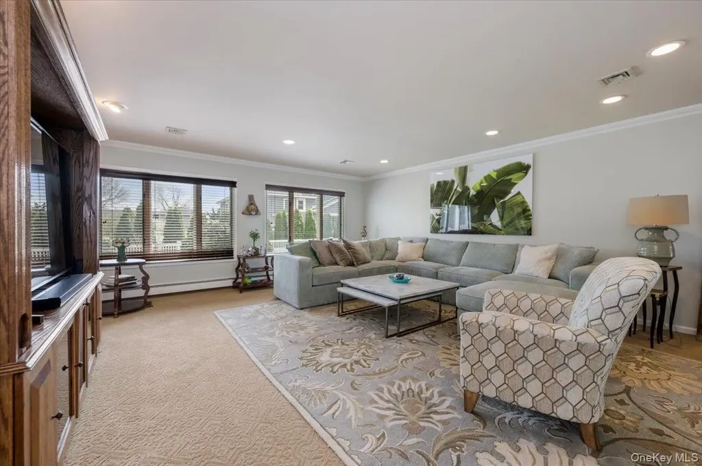 22 Willa Way Massapequa NY 11758