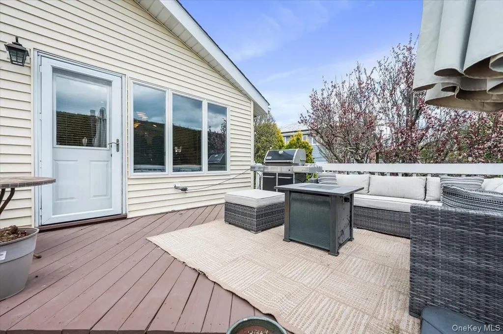 22 Willa Way Massapequa NY 11758