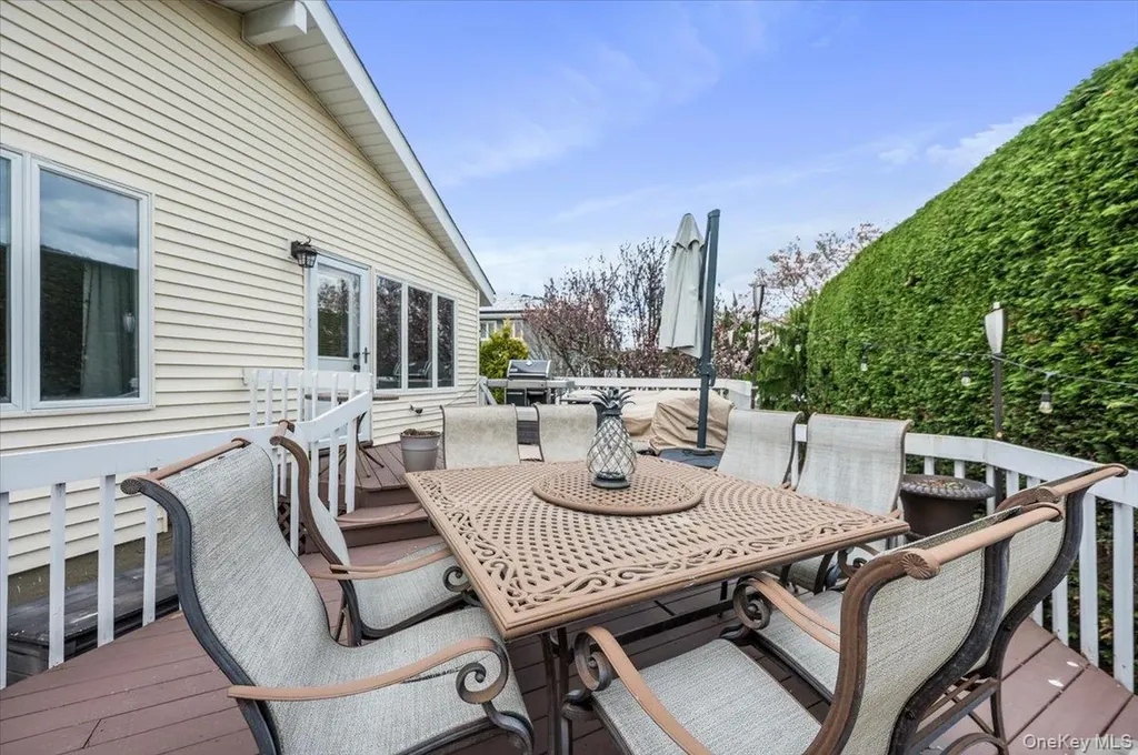 22 Willa Way Massapequa NY 11758
